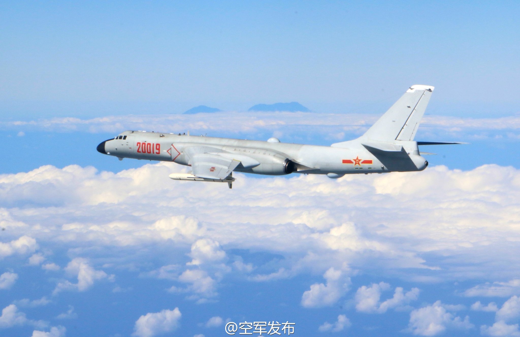 空军发布疑似轰-6K与台湾中央山脉高峰合影