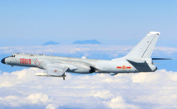 空军发布疑似轰-6K与台湾中央山脉高峰合影