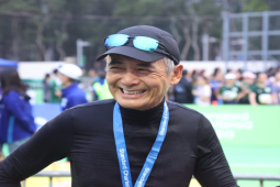 周润发完成10公里马拉松，直言变年轻