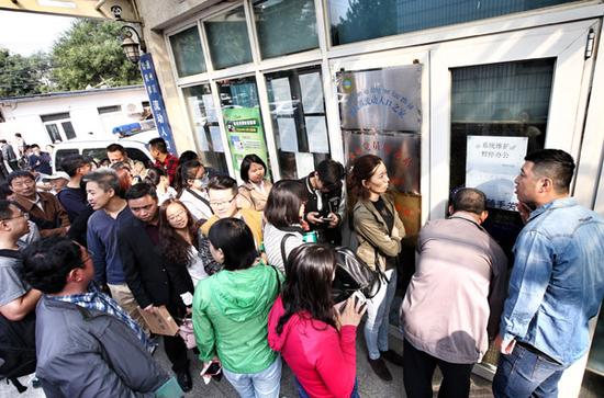 市民扎堆儿办暂住证