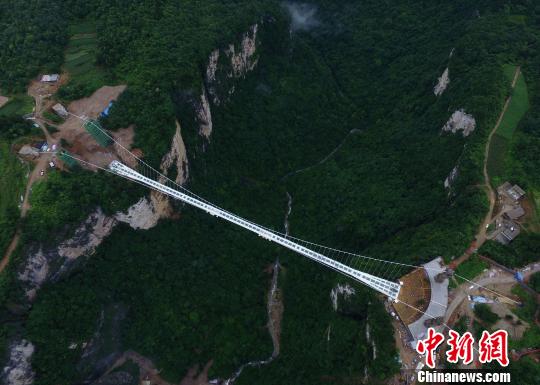 张家界大峡谷玻璃桥（资料图） 杨华峰 摄