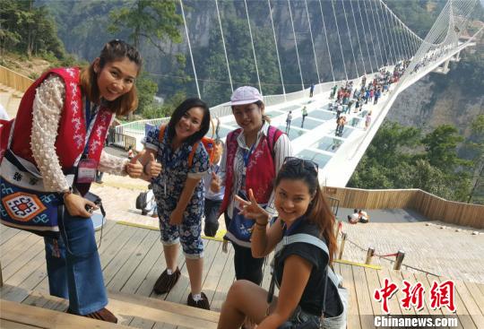张家界大峡谷玻璃桥吸引中外游客（资料图）
