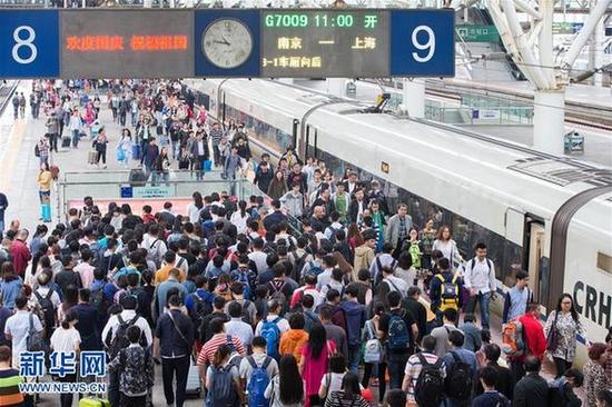 9月30日，旅客在南京火车站上车。