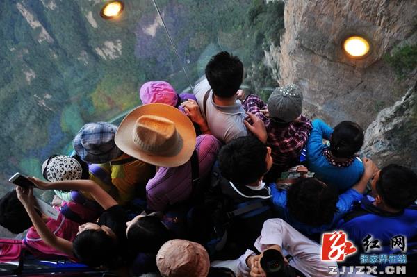  韩国游客在百龙天梯