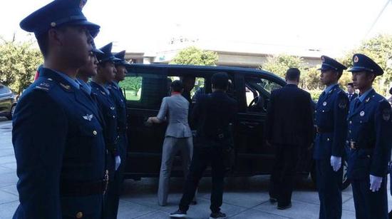 廉保生的骨灰,由家属迎回