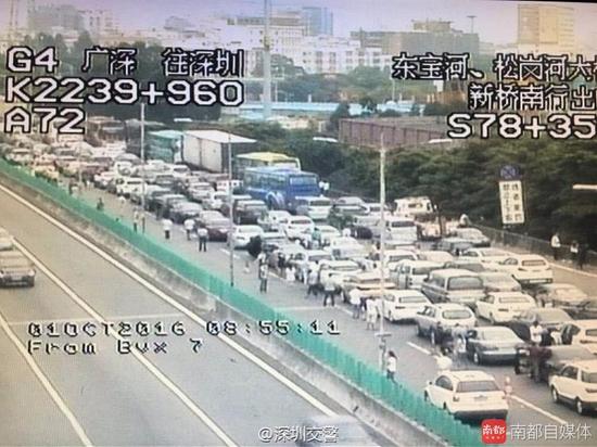 再次提醒广大市民，节假日人多车多，出行一定要注意安全，广大司机朋友们多留意交通路况信息，错峰出行。