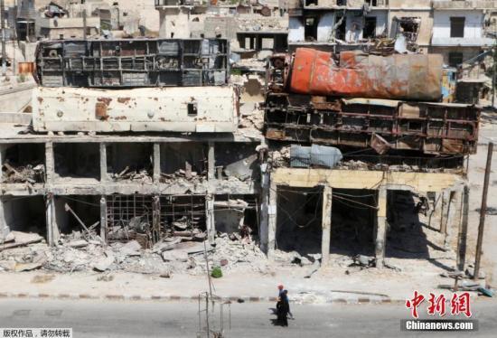 空袭过后的阿勒颇居民区。