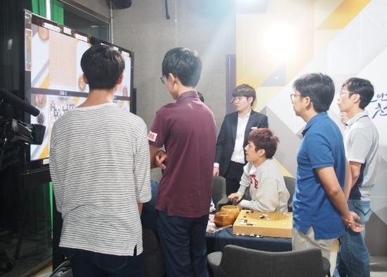 李昌镐对申旻埈的棋忽然出现胜负劫,韩国国家队研究组和新安天一盐队,包括申真谞都围住了屏幕