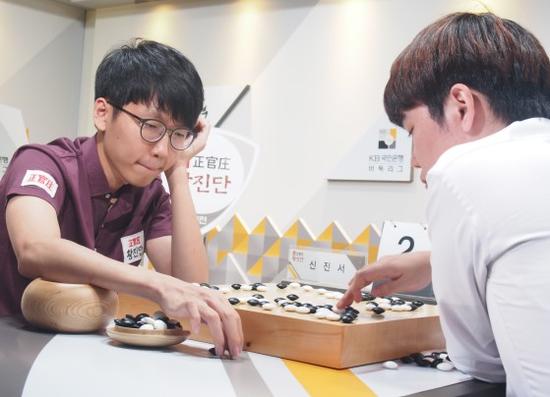 申真谞面对李浩范这一局下出了5步碰。可能是慑于申真谞的气势,李浩范出现了重大错觉,申真谞执白第240手中盘胜。申真谞12连胜皆是中盘胜,而且只有三盘超过200手。李贤旭杆塔说:“这种自信,这种气势,过去只在李世石身上看到过。”