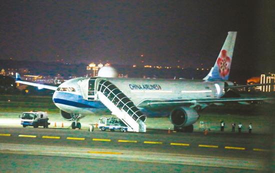 中华航空Cl704航班，昨晚从马尼拉飞回桃园机场，降落时机尾疑似擦撞到跑道重飞。 台湾《联合报》图