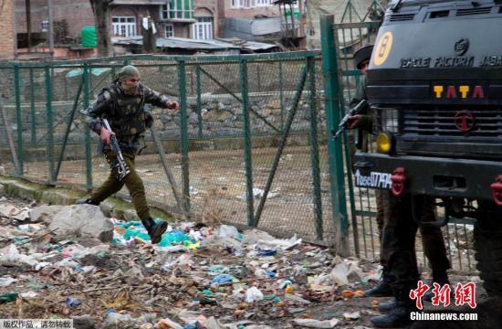 资料图：印度士兵在印控克什米尔班迪波拉区与三名武装分子发生交火。图为印度警方人员正在快速通过危险区域。