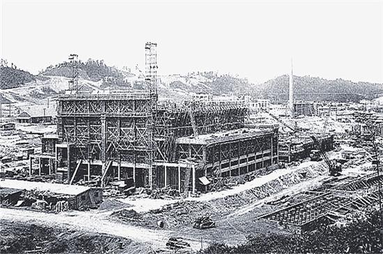 橡树岭的电磁分离设施Y12,生产铀235的工厂,当时的曼哈顿工程是一个集合了世界精英科学家,集美国全国之力的超级工程