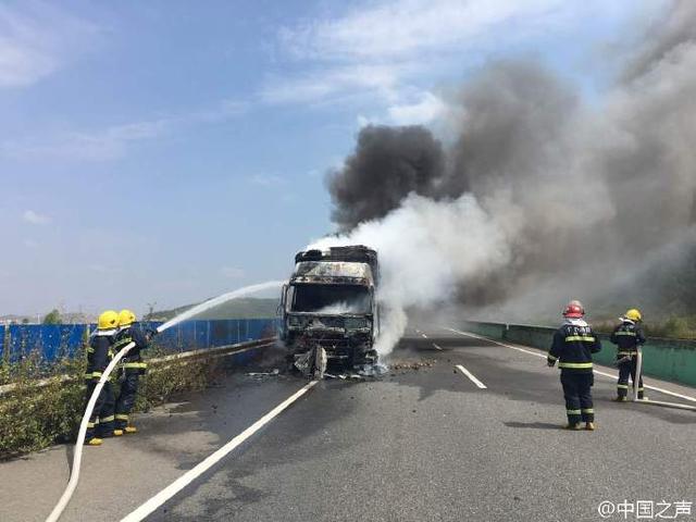 广西桂柳高速一货车轮胎爆炸引发火灾 路段被封锁