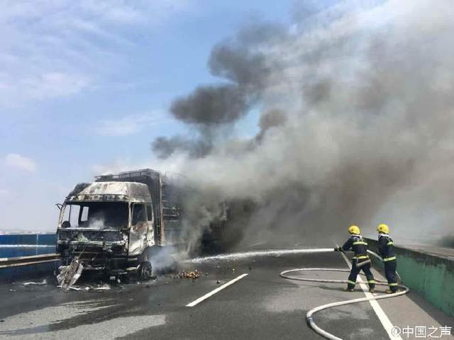 广西桂柳高速一货车轮胎爆炸引发火灾 路段被封锁