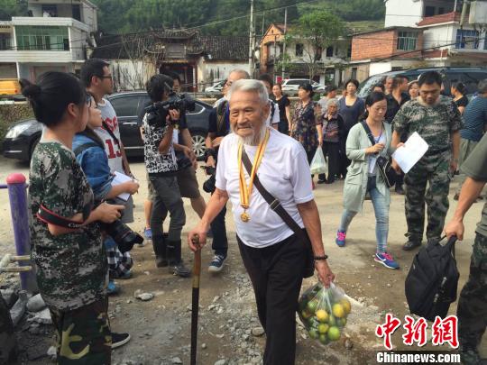 村民自发慰问浙江遂昌山体滑坡现场救援官兵章建辉摄
