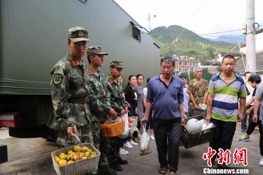 村民自发慰问浙江遂昌山体滑坡现场救援官兵章建辉摄