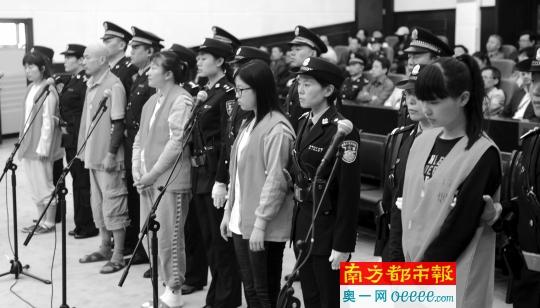 2014年5月28日，山东招远一快餐店内，张帆、张立冬等5名被告为发展邪教组织成员向被害人索要电话号码遭拒，即认定其为“恶魔”，残暴将其围殴致死。同年10月11日，烟台中院一审判决张帆、张立冬等两人死刑，吕迎春无期徒刑，张航有期徒刑10年，张巧联有期徒刑7年。 新华社资料图