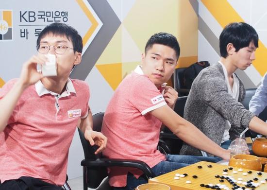 朴廷桓晚8点13分才赶到韩联赛赛场，好在原定晚8点30分进行的比赛因尚未结束的对局推延到晚9点，得以喘一口气。朴廷桓进研究室后首先喝一盒牛奶咖啡饮料解渴。