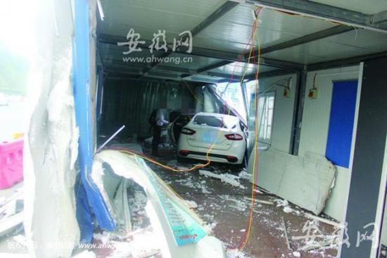 肇事车辆冲进 检查站 营房 内。（警方供图）