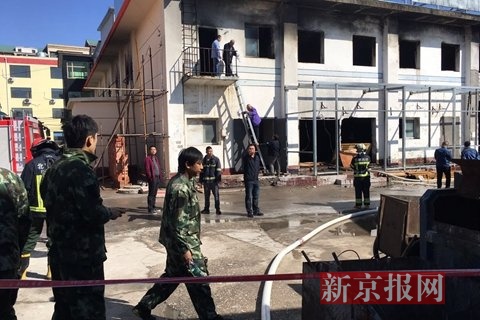 十里河建材城，消防人员在作业。新京报记者 王飞 摄