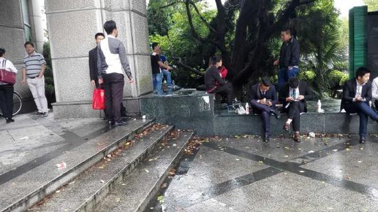 房产登记取号排队里外排了长长一圈