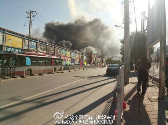 北京十里河一建材市场今天上午起火，现场图