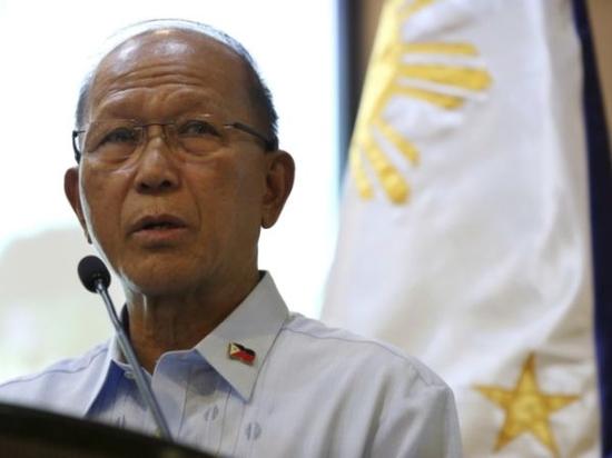 10月7日，菲律宾国防部长德尔芬·洛伦扎纳在马尼拉举行的新闻发布会上发言。（新华/美联）