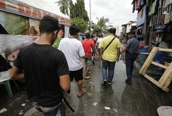 10月6日，菲律宾马尼拉，警察逮捕贩毒嫌疑人。（新华/美联）