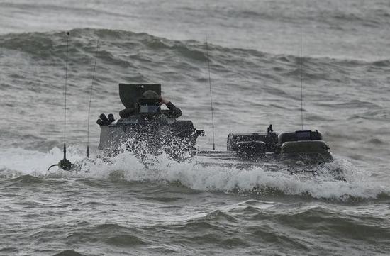10月7日，在马尼拉北部三描礼士省圣安东尼奥一个海军训练基地，美国海军士兵参加菲美两栖登陆演习。（新华/法新）