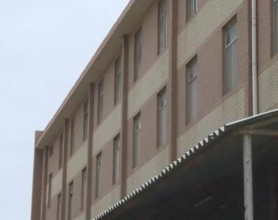 宿舍两侧现裂缝 校方撤走两边学生留中间继续住