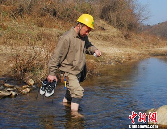 杨宏辉背着工具和干粮跋山涉水为山区农户提供电力服务。 刘威 摄