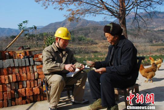 随叫随到，杨宏辉电力服务走村入户，乐而不疲。 刘威 摄