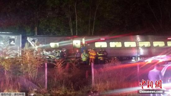 据外媒报道，当地时间10月8日晚9点半左右，美国纽约长岛新海德公园附近有一列火车脱轨。