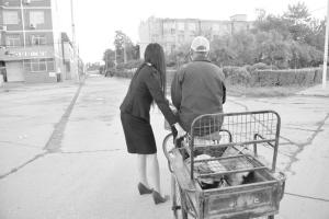 保定望都：女子扶摔倒老人被挖苦“想成网红”