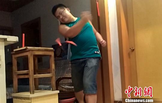 被陈钾斩断的蜡烛，飞至空中断裂下落。　门杰丹 摄