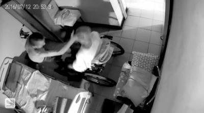 男保姆虐待七旬老人被判一年 监控拍下打人画面