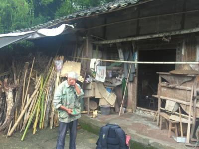 说起3年前为申请补助请乡、村干部吃饭的事，钟广福落泪了。