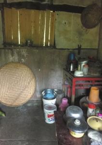 钟广福家的窗户上没有玻璃，钉着木板。