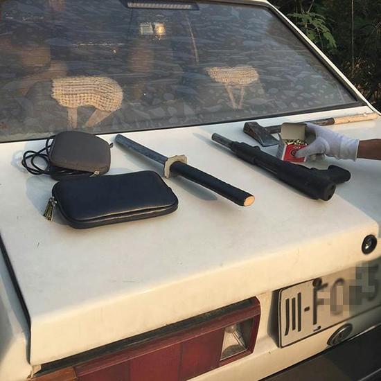 搜出的刀具、射钉枪、子弹