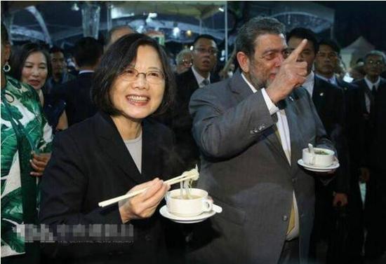 蔡英文弯腰为“友邦”总理擦西装引台网友热议