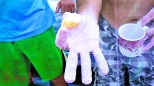 救援船在水中发现了阿奇博尔德，当时他的手几乎无血。