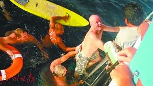 救援船在水中发现了阿奇博尔德，当时他的手几乎无血。