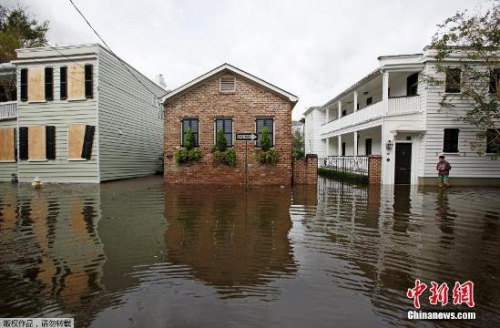美国多地因飓风来袭遭水淹。