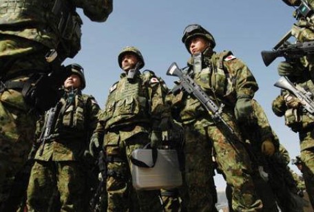 日本政府14日召开国家安全保障会议(NSC)部长会议，商讨了是否赋予下月将换防前往南苏丹的自卫队新任务的问题。