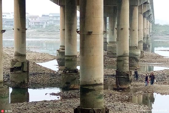 湖南大桥建成六年桥墩如遭虫蛀