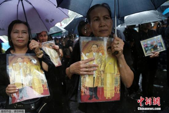 当地时间10月16日，泰国民众持续悼念已逝的泰国国王普密蓬。