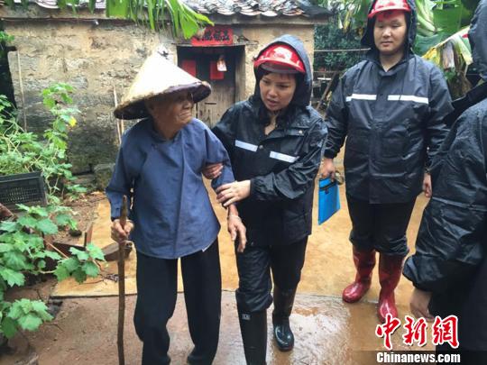 涠洲岛上的工作人员转移安置贫困户。 李丰福 摄