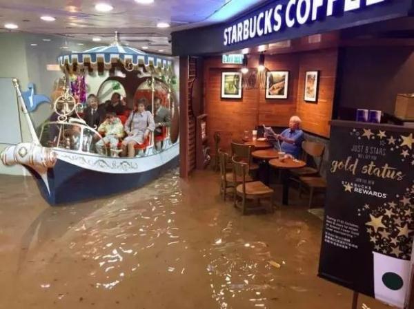 中国大爷在洪水中的星巴克淡定喝咖啡，然后红遍了facebook和twitter
