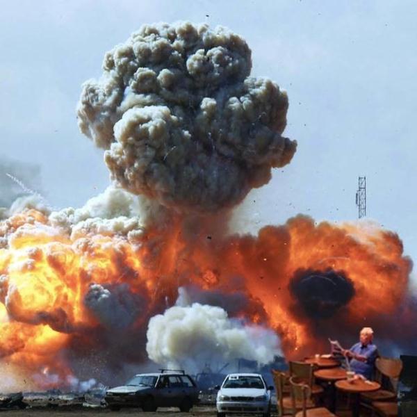 中国大爷在洪水中的星巴克淡定喝咖啡，然后红遍了facebook和twitter