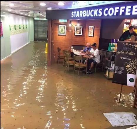 中国大爷在洪水中的星巴克淡定喝咖啡，然后红遍了facebook和twitter
